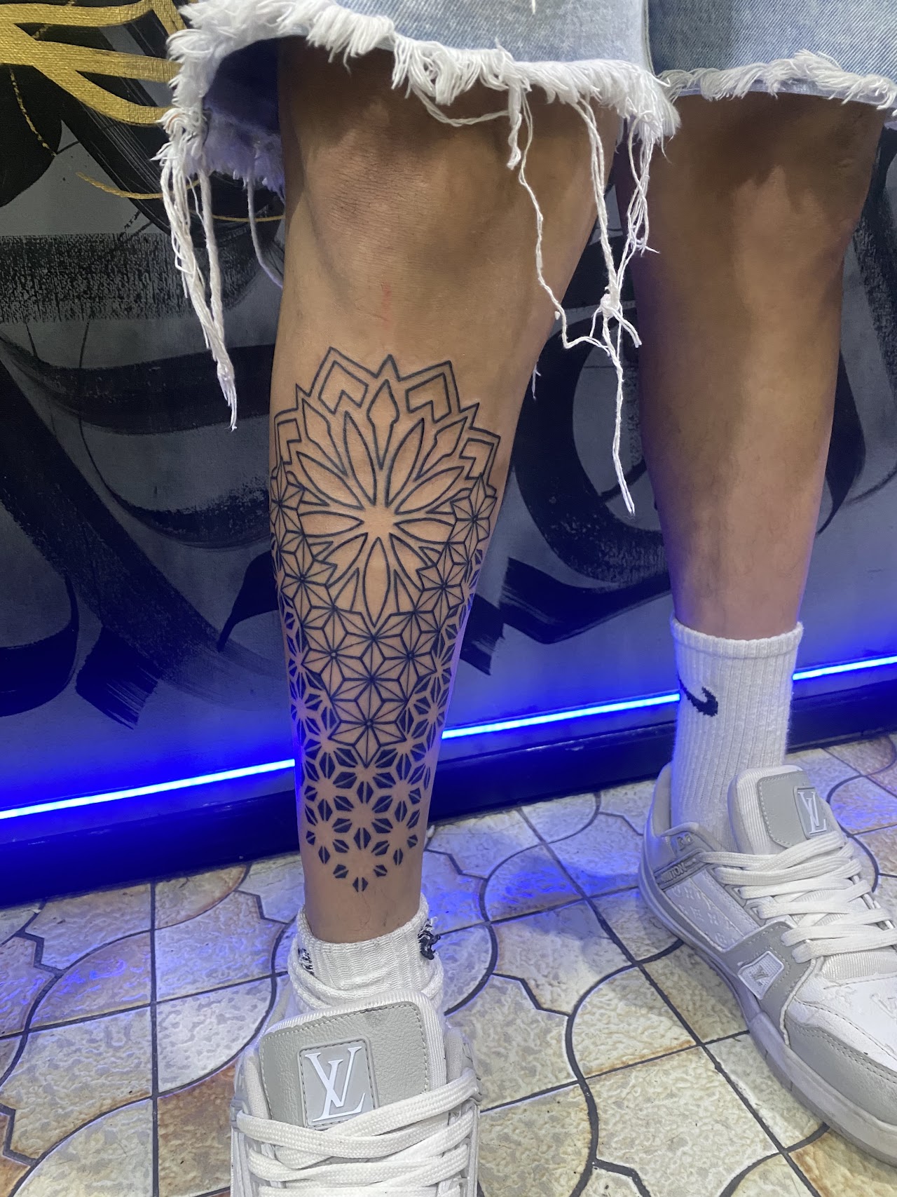 Tatuaje geométrico tipo mandala en pierna, MDFK Tattoo Studio