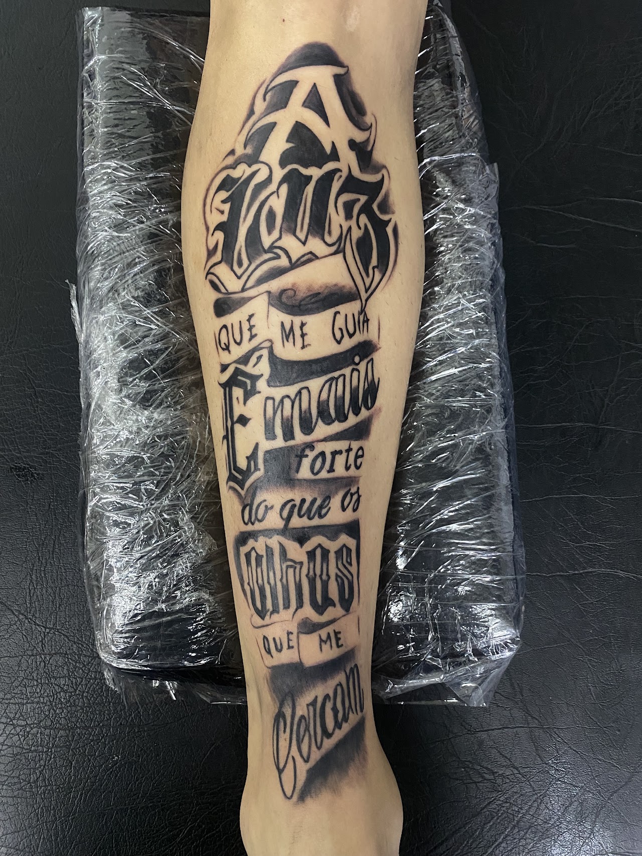 Tatuaje de lettering gótico en pierna, MDFK Tattoo Studio